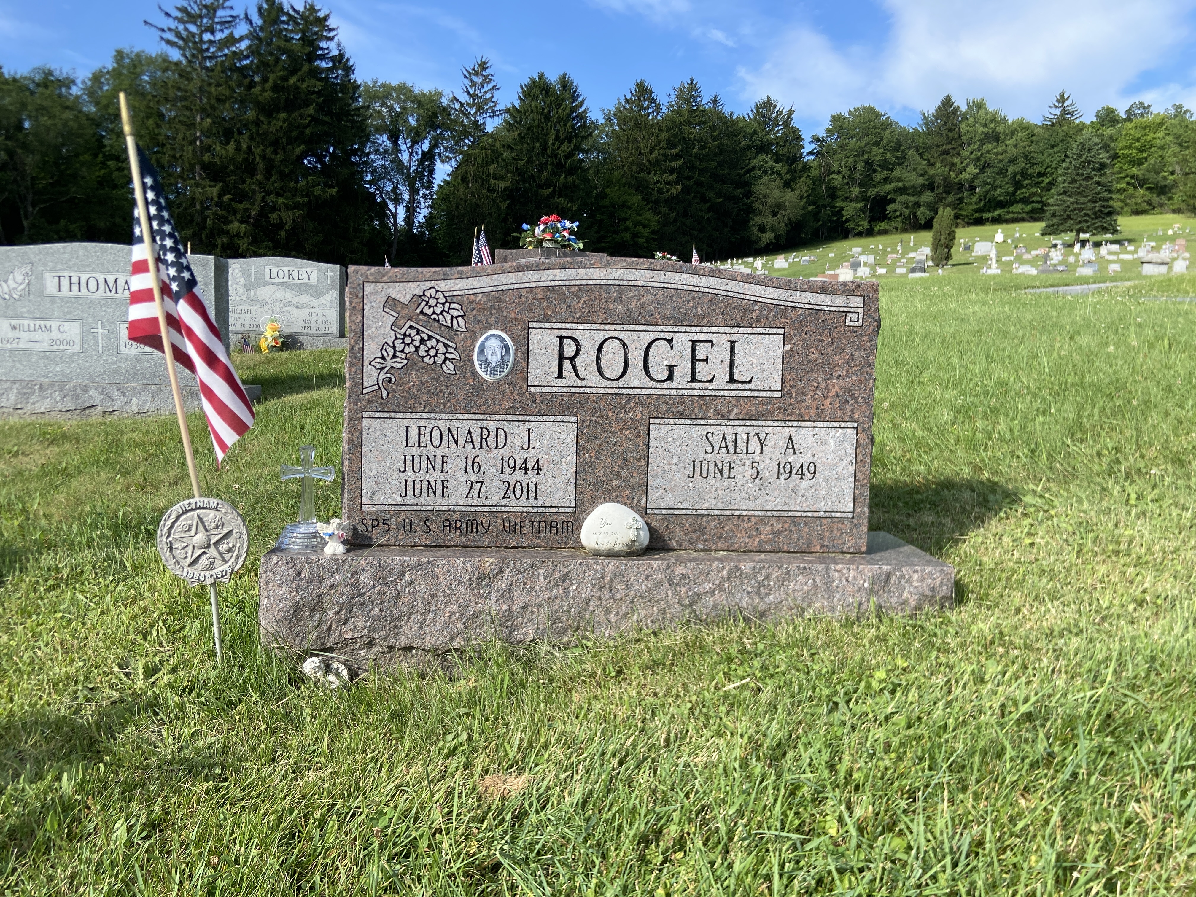 Grave photo of Leonard J Rogel